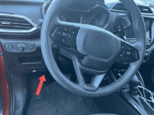 Une fleche rouge indique l emplacement de la prise OBD pour brancher une valise iCarsoft dans une Chevrolet Trailblazer