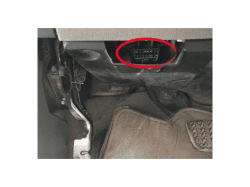 Prise de diagnostic OBD2 sous le tableau de bord d une Chevrolet Traverse