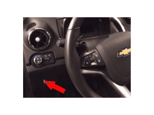 Fleche rouge indiquant l emplacement de la prise OBD pour diagnostic sur Chevrolet Trax