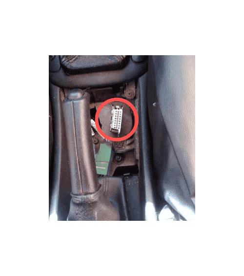 Prise de diagnostic OBD2 entouree en rouge dans une Chevrolet Vectra