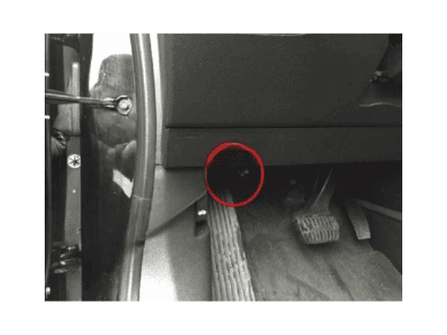 Localisation de la prise de diagnostic OBD2 sous le volant d une Chevrolet Volt