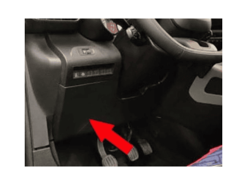 Fleche rouge indiquant l emplacement de la prise OBD pour valise de diagnostic Citroen Berlingo 3