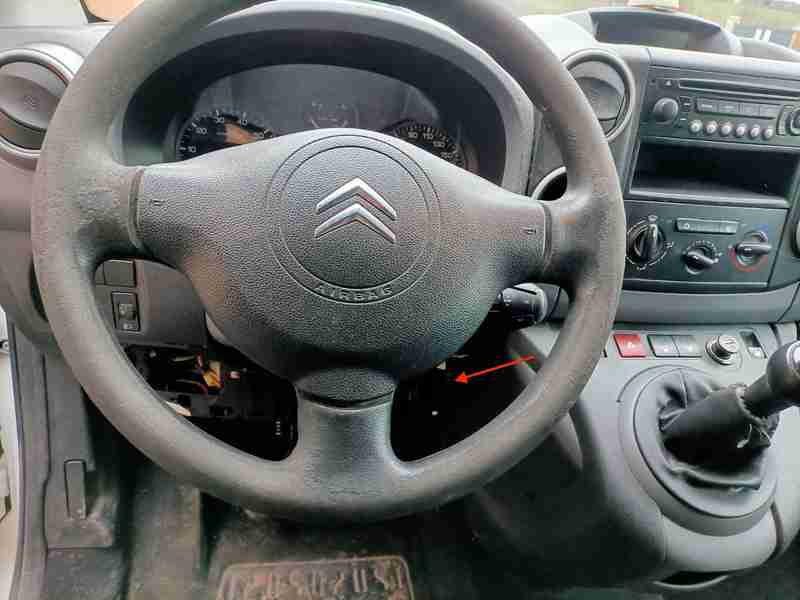 Localisation de la prise de diagnostic OBD2 sous le volant d un Citroen Berlingo