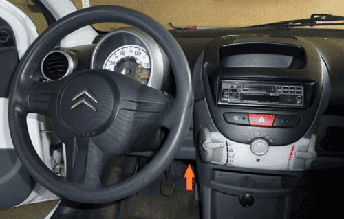 Photo montrant l emplacement de la prise OBD pour diagnostic sur le tableau de bord d une Citroën C1