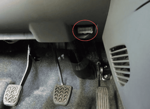 Localisation de la prise de diagnostic OBD2 sous le volant d une Citroen C1