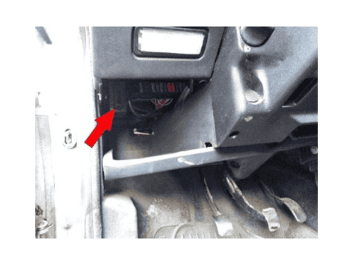 Photo montrant l emplacement de la prise OBD de diagnostic sur une Citroën C15 sous le tableau de bord