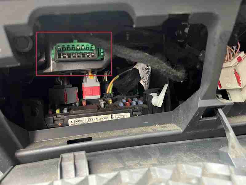 Emplacement de la prise OBD2 verte de diagnostic sur une Citroën C2