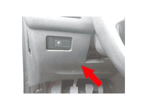 Retrait du cache plastique pour acceder a la prise de diagnostic OBD2 sur Citroen C3 Aircross