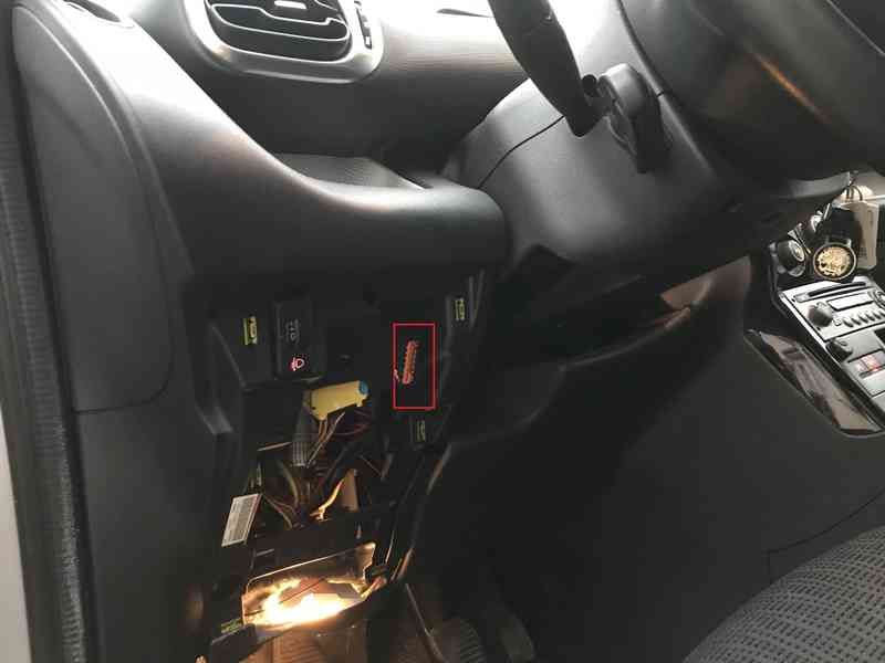 Emplacement de la prise OBD de diagnostic sur une Citroen C3 Picasso