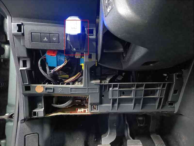 Emplacement de la prise OBD2 sur Citroën C3 avec outil de diagnostic connecté sous le volant