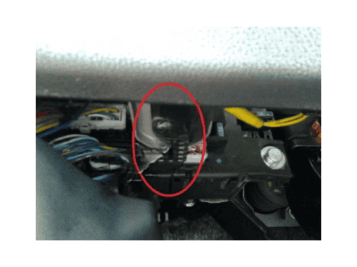 Emplacement de la prise de diagnostic OBD2 sous le tableau de bord d une Citroen C4 Aircross