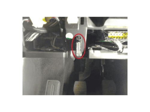 Photo montrant l emplacement de la prise OBD2 sur une Citroen C4 Cactus pour diagnostic