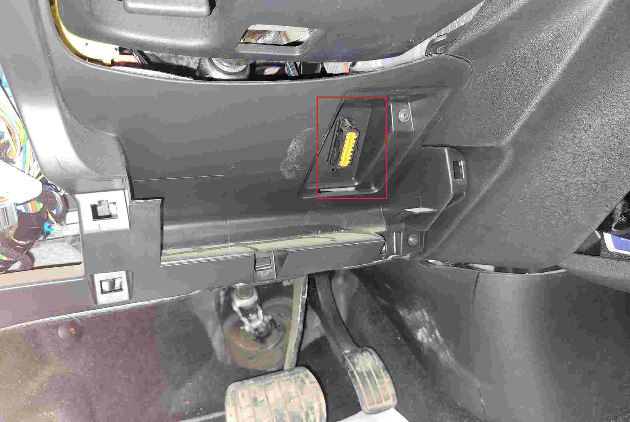 Emplacement de la prise OBD2 de couleur jaune sous le volant d une Citroën C4 SpaceTourer