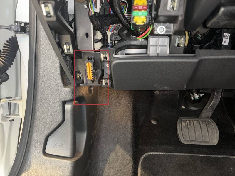 Emplacement de la prise de diagnostic OBD2 sous le tableau de bord d une Citroen C4X