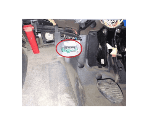 Localisation du connecteur de diagnostic OBD2 sous le tableau de bord d un Citroen Jumpy