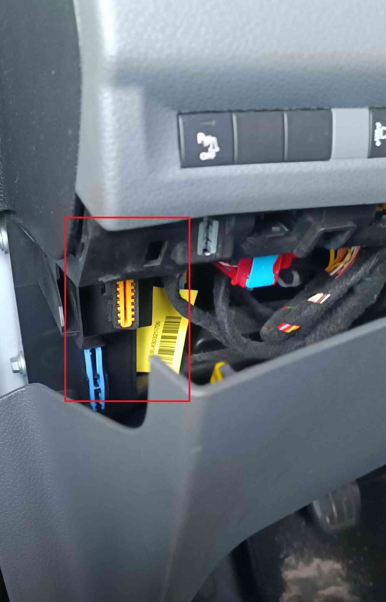 Localisation de la prise de diagnostic OBD2 sous le tableau de bord d un Citroen Jumpy