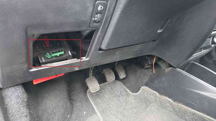 Emplacement de la prise de diagnostic OBD2 verte sur une Citroën Saxo près du pédalier