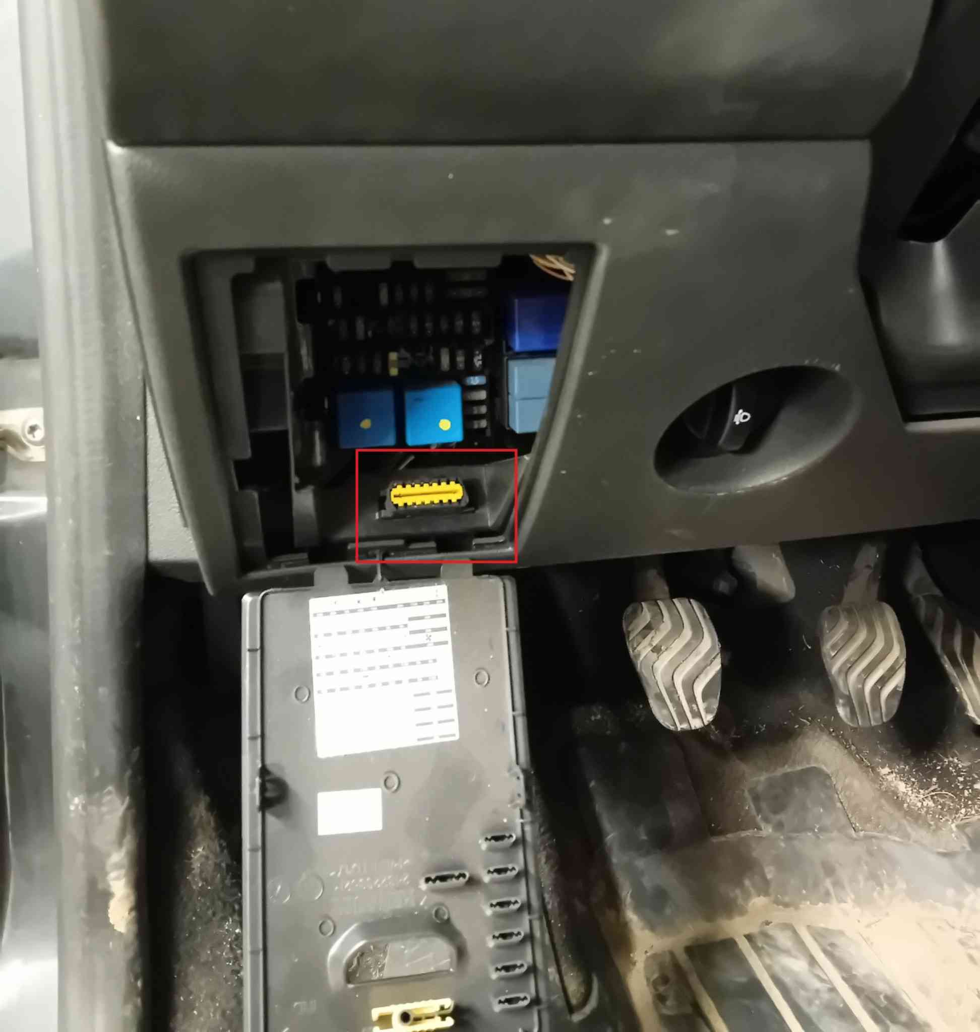 Emplacement de la prise OBD2 jaune de diagnostic sur un Dacia Duster 2