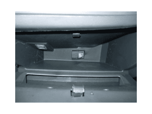 Emplacement de la prise OBD2 située dans la boîte à gants d'un Dacia Duster