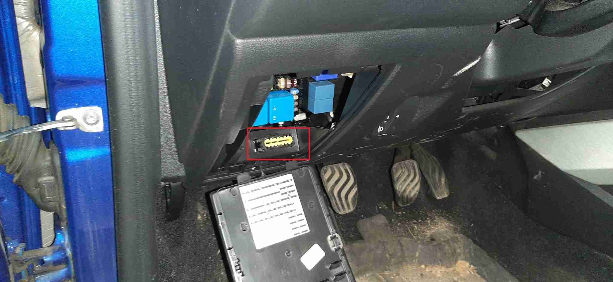 Localisation de la prise de diagnostic OBD2 sur un SUV Dacia Duster