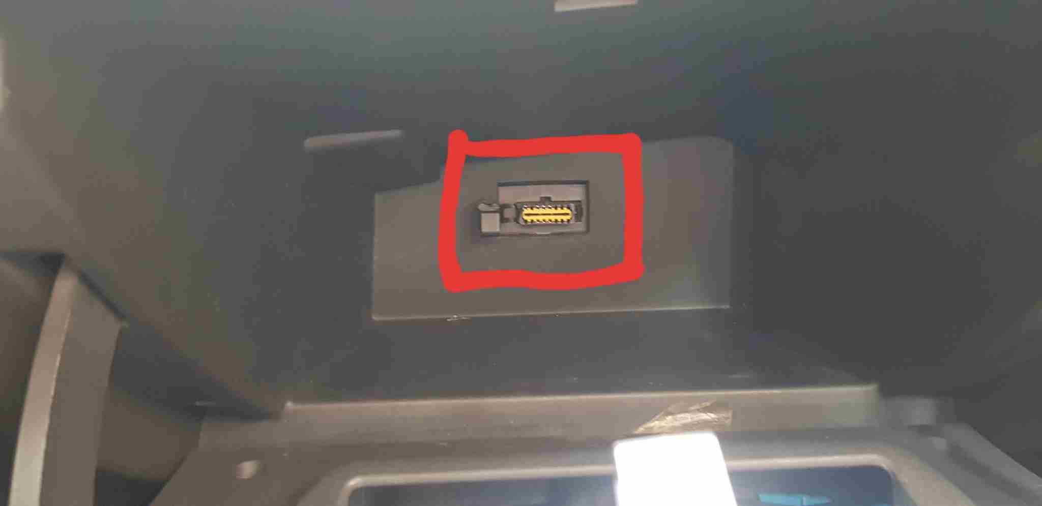 Emplacement de la prise de diagnostic OBD2 dans une Dacia Sandero Stepway