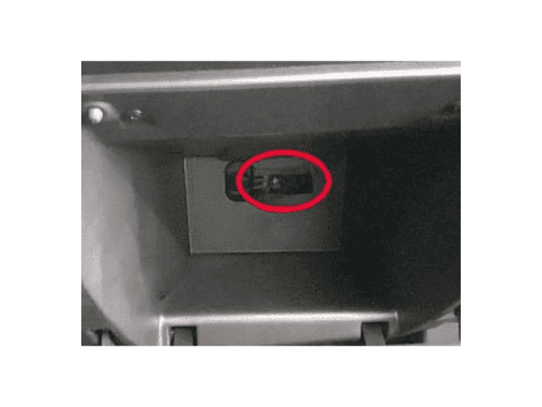 Photo montrant la localisation exacte de la prise de diagnostic OBD2 sur une Dacia Spring