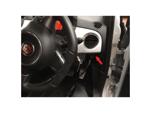 Localisation de la prise de diagnostic OBD2 sous le volant d une Fiat 500 RHD