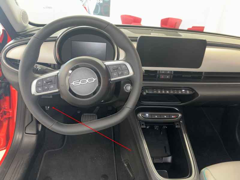 Localisation de la prise de diagnostic OBD2 sous le volant de la Fiat 600e
