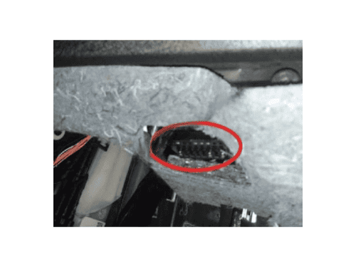 Photo montrant l emplacement de la prise de diagnostic OBD2 sur une Fiat Doblo 2