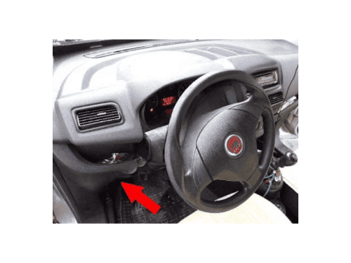 Flèche rouge indiquant l emplacement de la prise OBD pour diagnostic sur Fiat Doblo