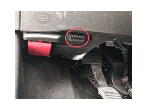 Emplacement de la prise de diagnostic OBD2 sous le volant d une Fiat Egea