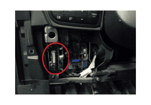 Prise de diagnostic OBD2 de Fiat Fiorino localisée à côté de la boîte à fusibles