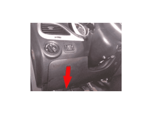 Indication par une fleche rouge de la prise de diagnostic OBD2 sur Fiat Freemont