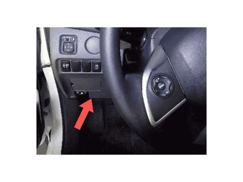 Fleche rouge indiquant l emplacement de la prise OBD pour valise de diagnostic sur Fiat Fullback
