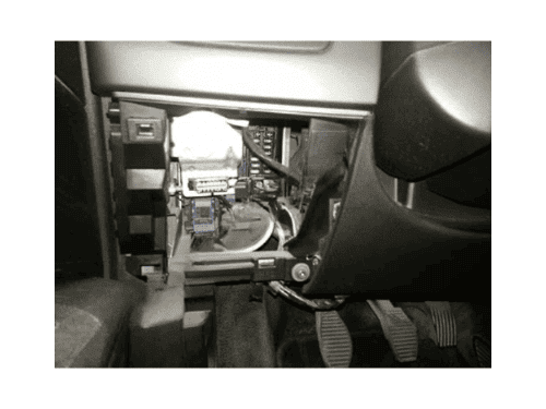 Localisation de la prise de diagnostic OBD2 sous le tableau de bord d une Fiat Grande Punto