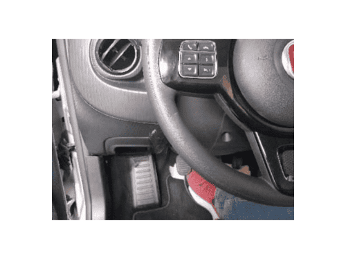Localisation de la prise de diagnostic OBD sous le vide-poche d'une Fiat Mobi