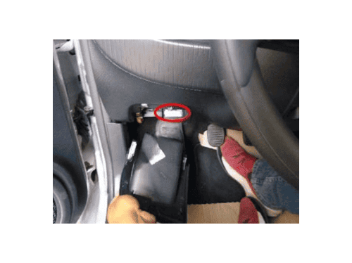 Localisation du connecteur de diagnostic OBD2 sous le volant d une Fiat Mobi