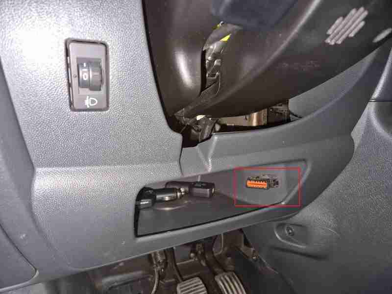 Emplacement de la prise de diagnostic OBD2 orange sous le volant d un Fiat Scudo
