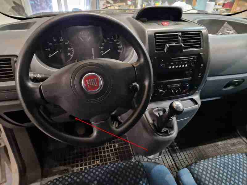 Localisation de la prise de diagnostic OBD sous le volant d une Fiat Scudo