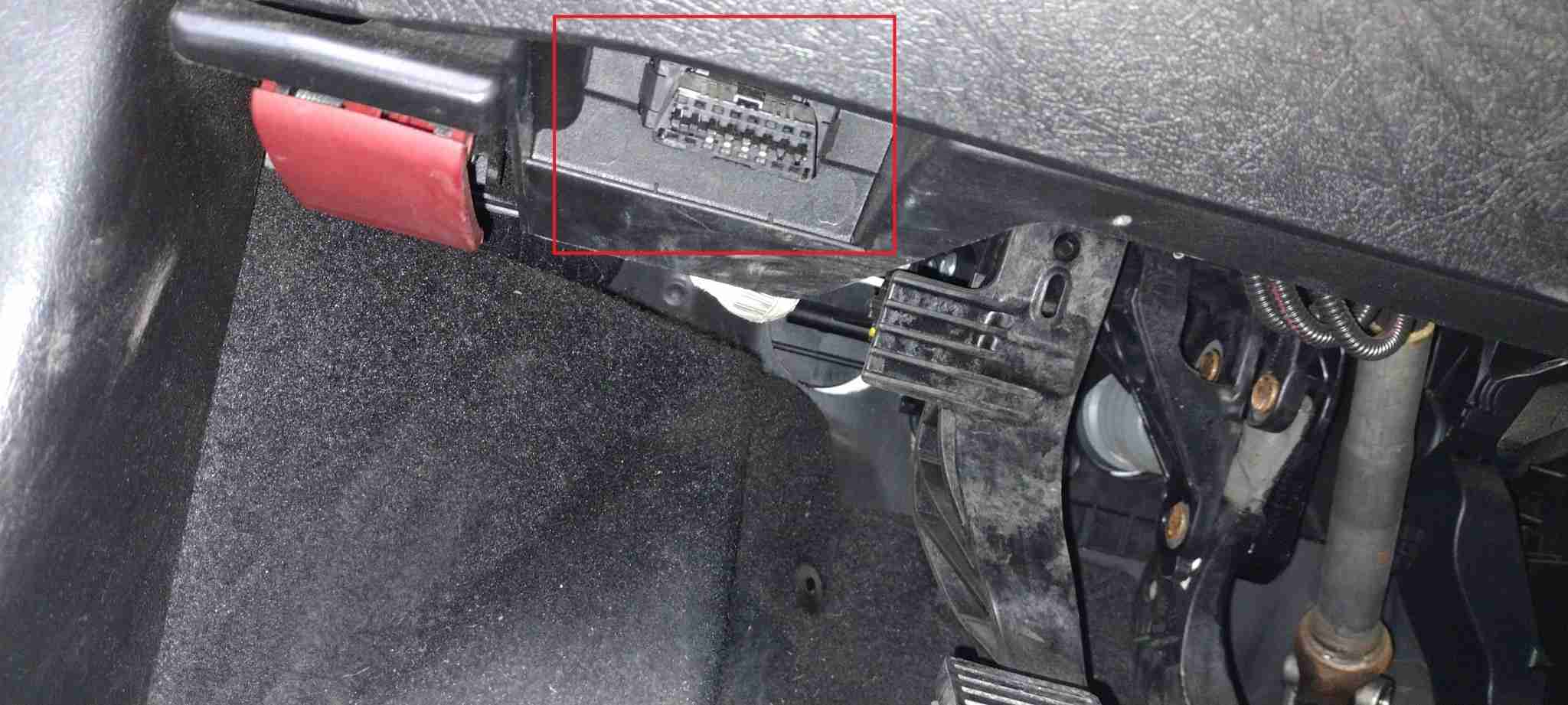 Emplacement de la prise de diagnostic OBD2 sous le tableau de bord d une Fiat Tipo