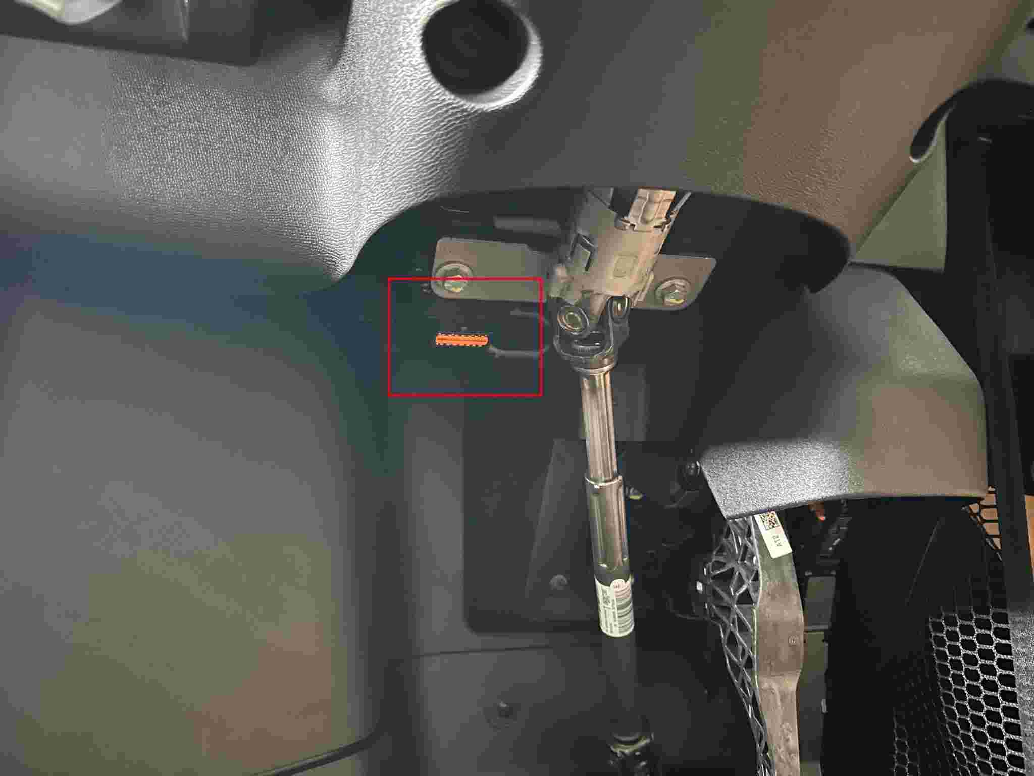 Emplacement de la prise OBD orange sous le tableau de bord d une Fiat Topolino