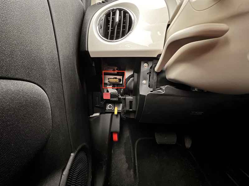 Emplacement de la prise de diagnostic OBD2 sous le tableau de bord d une Fiat 500