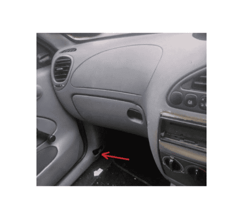Photo de l'habitacle d'une Ford Courier montrant l'emplacement de la prise OBD2