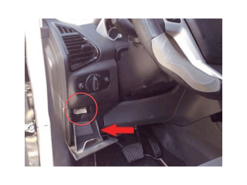 Localisation de la prise de diagnostic OBD2 sous le volant d'un Ford EcoSport