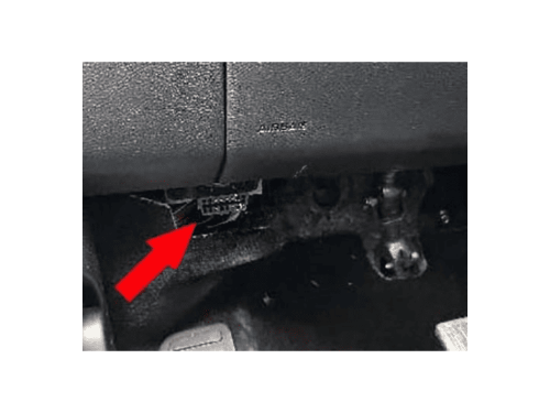 Localisation de la prise de diagnostic OBD2 sous le tableau de bord d une Ford Edge 2