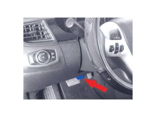 Fleche rouge indiquant la prise de diagnostic OBD bleue sous le volant d une Ford Edge