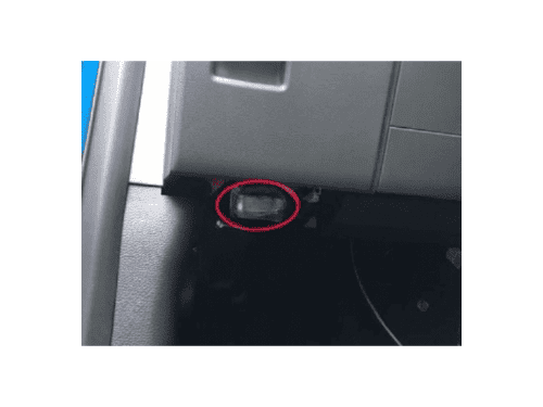 Photo indiquant l emplacement de la prise OBD2 sous le tableau de bord d un Ford F150