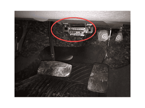 Localisation de la prise de diagnostic OBD2 sous le tableau de bord d'un Ford F150