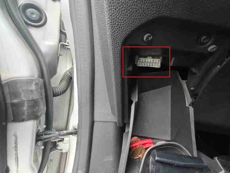 Emplacement de la prise OBD2 Ford Fiesta dans le vide-poches sous le volant