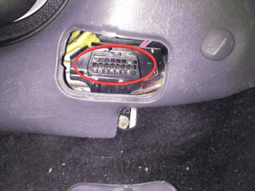 Localisation et accès à la prise de diagnostic OBD2 sur une Ford Fiesta 4